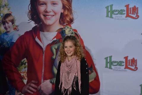 Schauspielerin Hedda Erlebach posiert am 05.11.2017 in Köln bei der Premiere des Kinofilm Hexe Lilli rettet Weihnachten .
