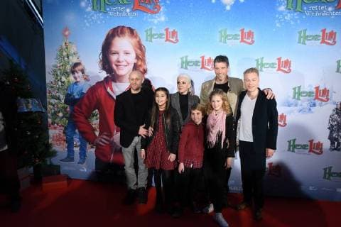 Hinten : Jürgen Vogel, l-r, Maresa Hörbiger, Regisseur Wolfgang Groos und Michael Mittermeier davor Aleyna Hila Obid, Claudio Magno und Hedda Erlebach posiert am 05.11.2017 in Köln bei der Premiere des Kinofilm Hexe Lilli rettet Weihnachten .