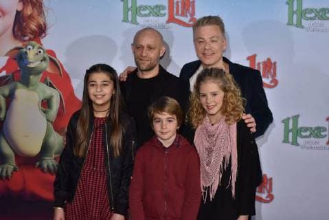 Hinten : Jürgen Vogel, l-r, und Michael Mittermeier davor Aleyna Hila Obid, Claudio Magno und Hedda Erlebach posiert am 05.11.2017 in Köln bei der Premiere des Kinofilm Hexe Lilli rettet Weihnachten .