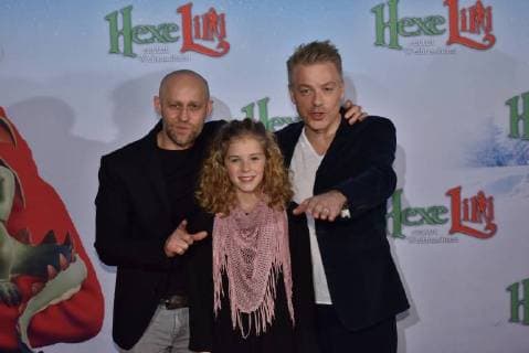 Jürgen Vogel, l-r, Hedda Erlebach, Michael Mittermeier posiert am 05.11.2017 in Köln bei der Premiere des Kinofilm Hexe Lilli rettet Weihnachten .