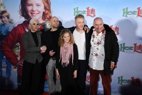 Maresa Hörbiger, l-r, Jürgen Vogel, Hedda Erlebach, Michael Mittermeier und Autor Ludger Jochmann aka Knister posiert am 05.11.2017 in Köln bei der Premiere des Kinofilm Hexe Lilli rettet Weihnachten .