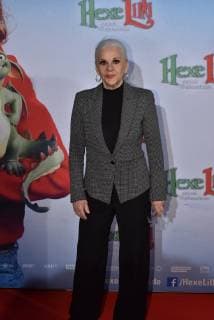 Schauspielerin Maresa Hörbiger posiert am 05.11.2017 in Köln bei der Premiere des Kinofilm Hexe Lilli rettet Weihnachten .