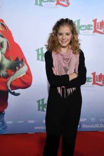 Schauspielerin Hedda Erlebach posiert am 05.11.2017 in Köln bei der Premiere des Kinofilm Hexe Lilli rettet Weihnachten .