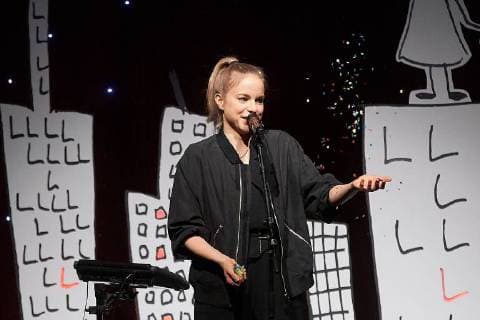 Musikerin und Dichterin Julia Engelmann Rheinland-Pfalz Die deutsche Musikerin und Dichterin Julia Engelmann steht am 05.11.2017 in Koblenz mit ihrem neuen Programm JETZT, BABY Poesie und Musik auf der Bühne der Rhein-Mosel-Halle und ist damit zugleich auf Deutschlandtour.