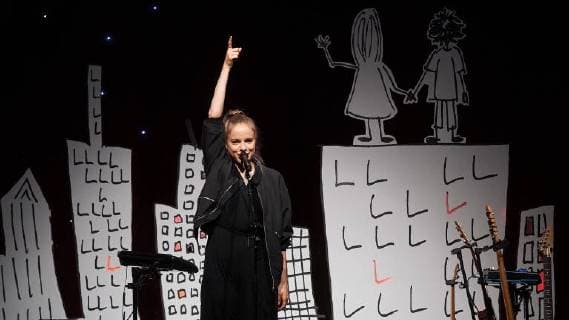 Musikerin und Dichterin Julia Engelmann Rheinland-Pfalz Die deutsche Musikerin und Dichterin Julia Engelmann steht am 05.11.2017 in Koblenz mit ihrem neuen Programm JETZT, BABY Poesie und Musik auf der Bühne der Rhein-Mosel-Halle und ist damit zugleich auf Deutschlandtour.