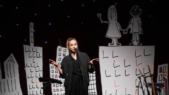 Musikerin und Dichterin Julia Engelmann Rheinland-Pfalz Die deutsche Musikerin und Dichterin Julia Engelmann steht am 05.11.2017 in Koblenz mit ihrem neuen Programm JETZT, BABY Poesie und Musik auf der Bühne der Rhein-Mosel-Halle und ist damit zugleich auf Deutschlandtour.