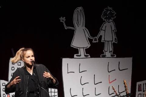 Musikerin und Dichterin Julia Engelmann Rheinland-Pfalz Die deutsche Musikerin und Dichterin Julia Engelmann steht am 05.11.2017 in Koblenz mit ihrem neuen Programm JETZT, BABY Poesie und Musik auf der Bühne der Rhein-Mosel-Halle und ist damit zugleich auf Deutschlandtour.