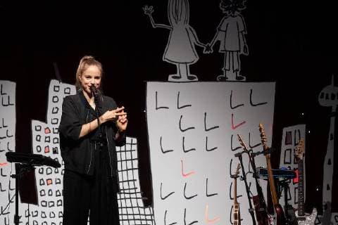 Musikerin und Dichterin Julia Engelmann Rheinland-Pfalz Die deutsche Musikerin und Dichterin Julia Engelmann steht am 05.11.2017 in Koblenz mit ihrem neuen Programm JETZT, BABY Poesie und Musik auf der Bühne der Rhein-Mosel-Halle und ist damit zugleich auf Deutschlandtour.