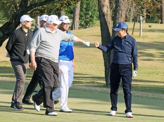 Bilder des Tages Trump in Japan Japanese Prime Minister Shinzo Abe (R) and U.S. President Donald Trump fist-bump before professional golfer Hideki Matsuyama (C) at Kasumigaseki Country Club in Kawagoe, Saitama Prefecture, on Nov. 5, 2017. Abe and Trump played the sport a day before their formal talks in Tokyo. (Photo courtesy of the Cabinet Public Relations Office) 