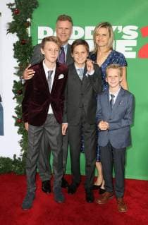 Bilder des Tages WESTWOOD CA NOVEMBER 5 Will Ferrell Vivica Paulin Magnus Paulin Ferrell Mattias Paulin Ferrell and Axel Paulin Ferrell at the premiere of Daddy s Home 2 at the Regency Village Theater in Westwood California on November 5 2017 Copyright: xFayexSadoux