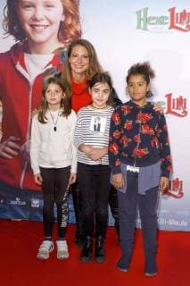 Mara Bergmann mit Kindern aus ihrer Nachbarschaft bei der Premiere des Kinofilms Hexe Lilli rettet Weihnachten im Cinedom. Köln, 05.11.2017