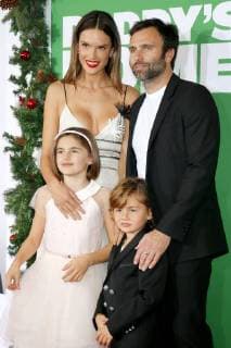 Alessandra Ambrosio und Jamie Mazur mit ihren Kindern Anja und Noah bei der Daddy s Home 2 Film Premiere am 5.11.2017 in Los Angeles Daddy s Home 2 Filmpremiere in Los Angeles, 2017