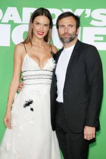 Alessandra Ambrosio und Jamie Mazur bei der Daddy s Home 2 Film Premiere am 5.11.2017 in Los Angeles Daddy s Home 2 Filmpremiere in Los Angeles, 2017