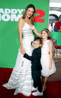 Alessandra Ambrosio mit ihren Kindern Anja und Noah bei der Daddy s Home 2 Film Premiere am 5.11.2017 in Los Angeles Daddy s Home 2 Filmpremiere in Los Angeles, 2017