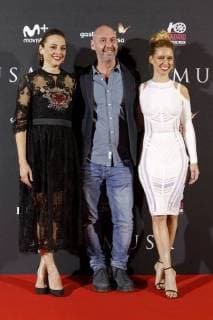 The actress and singer Leonor Watling (L), the actress Manuela Velles (R) and the director Jaume Balaguero (C) pose on his arrival tonight at the photocall of the premiere of the movie Musa , within the Official Section of the 7th edition of the Madrid Premiere Week in the Callao cinemas of Madrid, Spain, 6 November 2017. Premiere of the film Musa !ACHTUNG: NUR REDAKTIONELLE NUTZUNG!  Copyright: xPaoloxAguilarx GRAF2318 20171106-636456071391542830
