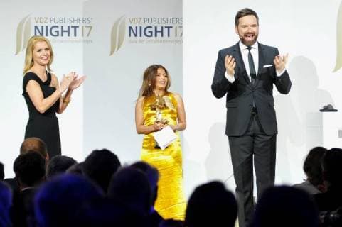 Astrid Frohloff, Ensaf Haider, Preistraegerin, Ingo Nommsen VDZ Publishers Night 2017 Preisverleihung der Goldenen Victoria in der Hauptstattrepraesentanz der Deutschen Telekon in Berlin am 06.11.2017
