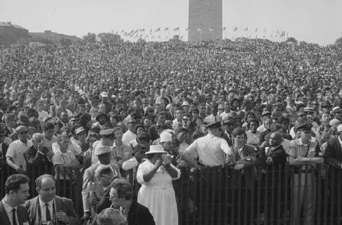 IMAGO History, U.S. Bürgerrechtsbewegung: 1954-1968 August 28 1963 Woman with a camera and crowd at the March on Washington during the civil rights movement  Copyright: StocktrekxImages STK501192A