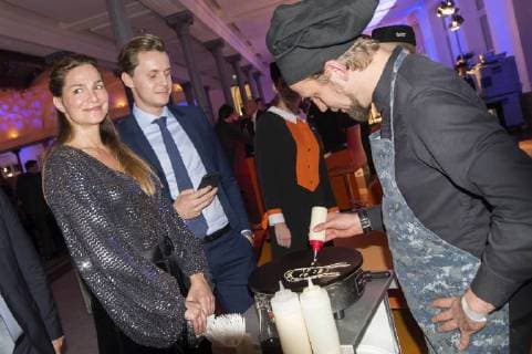 Alexandra Kamp mit Bruder Nicolas Kamp bei der VDZ Publishers Night 2017 in der Telekom Repräsentanz. Berlin, 06.11.2017