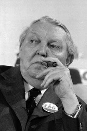 Ludwig Erhard mit Zigarre, aufgenommen auf dem CDU Bundesparteitag 1971 in Saarbrücken Ludwig Erhard Portrait Saarbrücken Deutschland