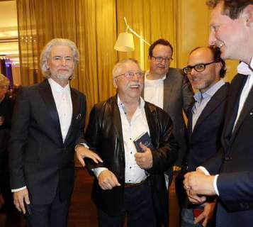 Dr. Hermann Buehlbecker (Inhaber LAMBERTZ), Preistraeger Wolf Biermann bei Publisher s Night 2017 in der Telekom Hauptstadtrepraesentanz Berlin.