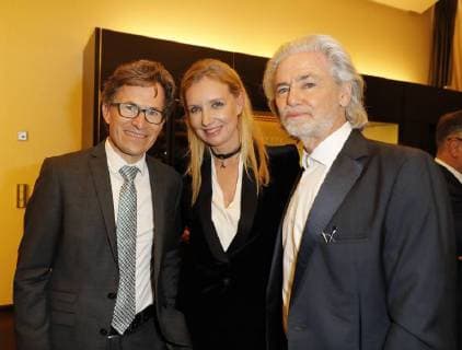 Preistraeger Markus Mosa (EDEKA), Jette Joop, Dr. Hermann Buehlbecker (Alleininhaber LAMBERTZ) bei Publisher s Night 2017 in der Telekom Hauptstadtrepraesentanz Berlin.