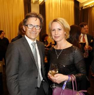Preistraeger Markus Mosa (EDEKA), Julia Becker (Vorstand Funke Gruppe ) bei Publisher s Night 2017 in der Telekom Hauptstadtrepraesentanz Berlin.