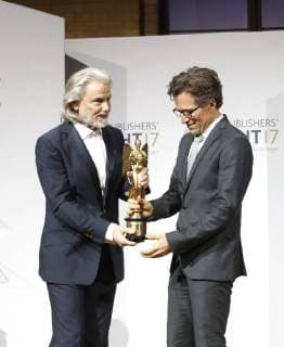 Dr. Hermann Buehlbecker (Alleininhaber LAMBERTZ), Preistraeger Markus Mosa (EDEKA) bei Publisher s Night 2017 in der Telekom Hauptstadtrepraesentanz Berlin.