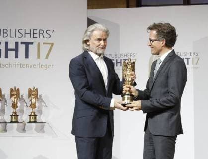 Dr. Hermann Buehlbecker (Alleininhaber LAMBERTZ), Preistraeger Markus Mosa (EDEKA) bei Publisher s Night 2017 in der Telekom Hauptstadtrepraesentanz Berlin.