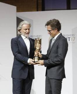 Dr. Hermann Buehlbecker (Alleininhaber LAMBERTZ), Preistraeger Markus Mosa (EDEKA) bei Publisher s Night 2017 in der Telekom Hauptstadtrepraesentanz Berlin.