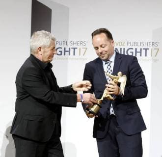 Laudator Roland Jahn (Bundesbeauftragter f.d. Unterlagen des Staatssicherheitsdienstes der ehemaligen DDR), Preistraeger Dr. Daniel Roeder (Gruender Pulse of Europe) bei Publisher s Night 2017 in der Telekom Hauptstadtrepraesentanz Berlin.