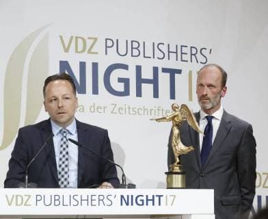 Preistraeger Dr. Daniel Roeder (Gruender Pulse of Europe), Dr. Alexander Knigge bei Publisher s Night 2017 in der Telekom Hauptstadtrepraesentanz Berlin.