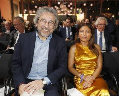 Laudator Can Duendar, Preistraegerin Ensaf Haidar bei Publisher s Night 2017 in der Telekom Hauptstadtrepraesentanz Berlin.