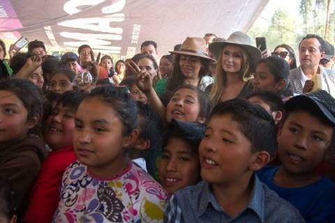Paris Hilton trifft Erdbebenopfer in Mexiko US celebrity Paris Hilton (C) poses with children damnified by the earthquake in Mexico City, Mexico, 07 November 2017. Hilton gave blankets to the children and met families affected by past 19 September s earthquake. Paris Hilton gives blankets to Mexicans damnified by the earthquake !ACHTUNG: NUR REDAKTIONELLE NUTZUNG!  Copyright: xSTRx MEX001 20171107-636456754817599545