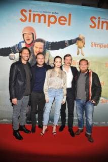 Markus Goller, Frederick Lau, Emilia Schuele, David Kross, Axel Stein v.l.n.r. Ankunft der Darsteller zur Premiere von SIMPEL im Filmtheater am Frriedrichshain in Berlin am 06.11.2017