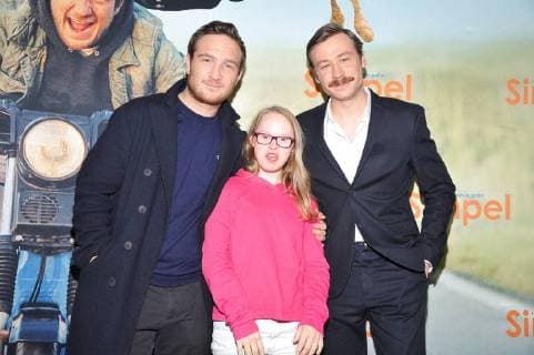 Frederick Lau, Neele Buchholz, David Kross Ankunft der Darsteller zur Premiere von SIMPEL im Filmtheater am Frriedrichshain in Berlin am 06.11.2017