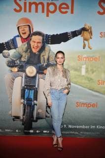 Emilia Schuele Ankunft der Darsteller zur Premiere von SIMPEL im Filmtheater am Frriedrichshain in Berlin am 06.11.2017