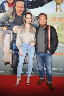 Emilia Schuele, Axel Stein Ankunft der Darsteller zur Premiere von SIMPEL im Filmtheater am Frriedrichshain in Berlin am 06.11.2017