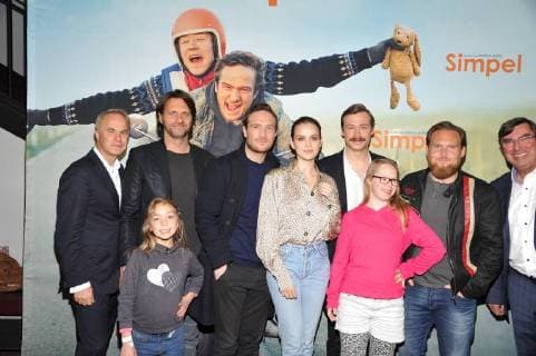 Filmcast mit David Kross, Frederick Lau, Emilia Schuele, Axel Stein, Markus Goller, Dirk Ahner, Angelika Moenning, Michael Lehmann, Guenther Russ, Xavier Chotard Ankunft der Darsteller zur Premiere von SIMPEL im Filmtheater am Frriedrichshain in Berlin am 06.11.2017