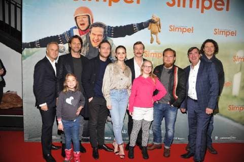 Filmcast mit David Kross, Frederick Lau, Emilia Schuele, Axel Stein, Markus Goller, Dirk Ahner, Angelika Moenning, Michael Lehmann, Guenther Russ, Xavier Chotard Ankunft der Darsteller zur Premiere von SIMPEL im Filmtheater am Frriedrichshain in Berlin am 06.11.2017
