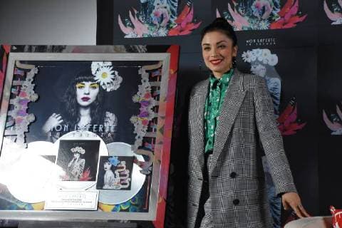 November 7, 2017 - Mexico City, Mexico, Mexico - Singer Mon Laferte during La Trenza Deluxe album press conference receives the Triple Platinum Disk Award on November 07, 2017 in Mexico City, Mexico Mexico City Mexico  - ZUMAn230 20171107_zaa_n230_208 Copyright: xCarlosxTischlerx
