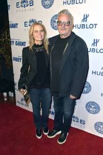Mark Mothersbaugh (devo) mit Gattin Anita Greenspan bei der Premeire der Hulu Dokumentation Obey Giant im Theatre at Ace Hotel. Los Angeles, 07.11.2017