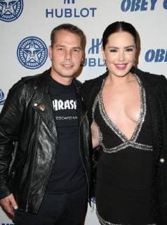 LOS ANGELES CA NOVEMBER 7 Shepard Fairey Beau Dunn at Photo Op For Hulu s Obey Giant at the The Theatre at Ace Hotel in Los Angeles California on November 7 2017 Copyright: xFayexSadoux