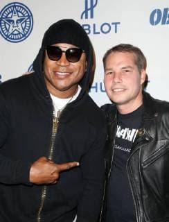 LOS ANGELES CA NOVEMBER 7 L L Cool J Shepard Fairey at Photo Op For Hulu s Obey Giant at the The Theatre at Ace Hotel in Los Angeles California on November 7 2017 Copyright: xFayexSadoux