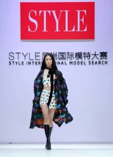 Bilder des Tages (171108) -- BEIJING, Nov. 8, 2017 -- A contestant demonstrates a creation during the final of the Style International Model Search in Beijing, capital of China, Nov. 8, 2017. Seventeen-year-old contestant Wang Xixuan from central China s Hubei Province won the championship. ) (mp) CHINA-BEIJING-MODEL SEARCH (CN) ChenxJianli 