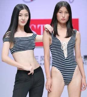 Bilder des Tages (171108) -- BEIJING, Nov. 8, 2017 -- Contestants demonstrate swimming suits during the final of the Style International Model Search in Beijing, capital of China, Nov. 8, 2017. Seventeen-year-old contestant Wang Xixuan from central China s Hubei Province won the championship. ) (mp) CHINA-BEIJING-MODEL SEARCH (CN) ChenxJianli 