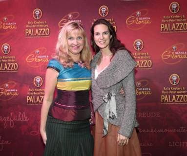 Nanna Kuckuck, Katrin Wrobel bei der Palazzo-Premiere Glanz und Gloria im Spiegelpalast in der Hertzallee Bahnhof Zoo Berlin.