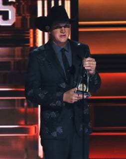 Jon Pardi wins New Artist of the Year at the 51st Annual Country Music Association Awards on November 8, 2017 at the Bridgestone Arena in Nashville.  NAS20171108259 JOHNxSOMMERSxII