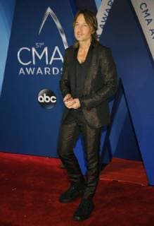 Keith Urban arrives for the 51st Annual Country Music Association Awards on November 8, 2017 at the Bridgestone Arena in Nashville.  NAS20171108360 JOHNxSOMMERSxII