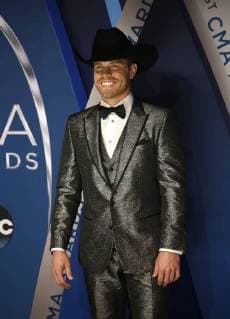 Dustin Lynch arrives for the 51st Annual Country Music Association Awards on November 8, 2017 at the Bridgestone Arena in Nashville.  NAS20171108372 JOHNxSOMMERSxII