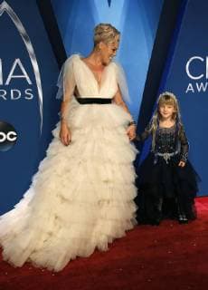 Pink and her daughter Willow arrive for the 51st Annual Country Music Association Awards on November 8, 2017 at the Bridgestone Arena in Nashville.  NAS20171108373 JOHNxSOMMERSxII